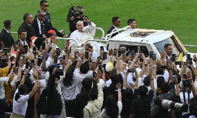 Pope Francis greets the faithful as he enters the area for the Grand Mass at Gelora Bung Karno Stadium in Senayan, Jakarta, September 5.
ANTARA/Sulthony Hasanuddin
