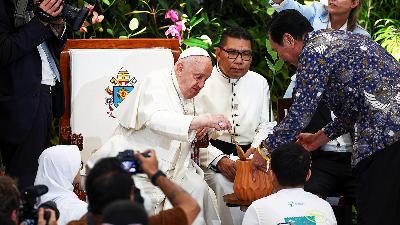 Pope Francis plants a mangrove plant from Coordinating Minister of Maritime Affairs and Investment Luhut Binsar Pandjaitan during a meeting with young people of Scholas Occurrentes at the Graha Pemuda Youth Centre, Jakarta, September 4.
REUTERS/Guglielmo Mangiapane
