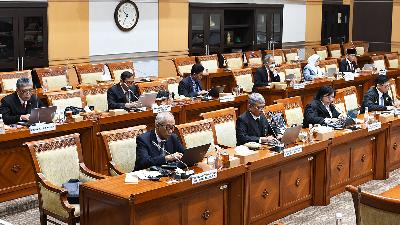 Candidates for Supreme Court Justices and Ad Hoc Human Rights Judges of the Supreme Court work on their papers in the Commission III room of the DPR, Parliament Building, Jakarta, August 26. Twelve candidates for Supreme Court Justices and Ad Hoc Human Rights Judges draw numbers and prepare papers before their fit-and-proper test.
ANTARA/Aditya Pradana Putra
