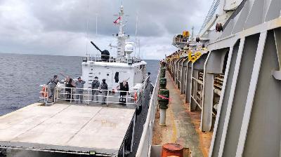 The KN Gajah Laut 404, commanded by Lt. Col. Agus Tri Haryanto, successfully conducted an inspection of the MV Lakas, suspected of carrying illegal goods, in the waters of Gorontalo, August 16.
Bakamla
