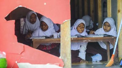 Sejumlah siswa mengikuti kegiatan belajar mengajar dengan lesehan di ruang kantin SD Negeri Suci, Kota Serang, Banten, karena ruang kelasnya rusak, 7 Agustus 2024. ANTARA/Muhammad Bagus Khoirunas