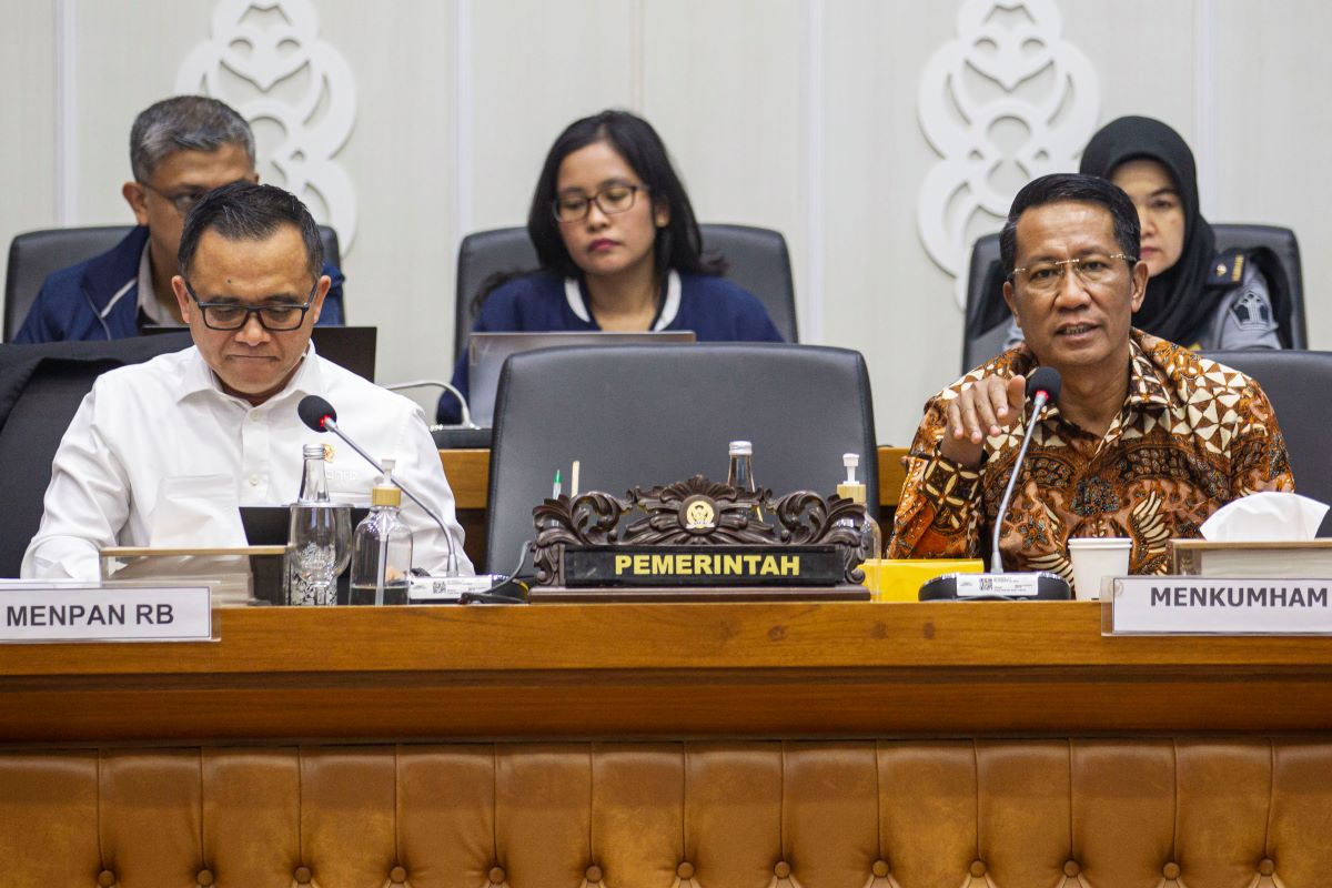 Menteri Pendayagunaan Aparatur Negara dan Reformasi Birokrasi Abdullah Azwar Anas (kiri) dan Menteri Hukum dan Hak Asasi Manusia Supratman Andi Agtas (kanan) menyampaikan tanggapan pemerintah pada rapat kerja dengan Badan Legislasi (Baleg) DPR yang  membahas Rancangan Undang-Undang (RUU) Kementerian Negara dan RUU Dewan Pertimbangan Presiden di Kompleks Parlemen, Senayan, Jakarta, 9 September 2024. ANTARA/Dhemas Reviyanto