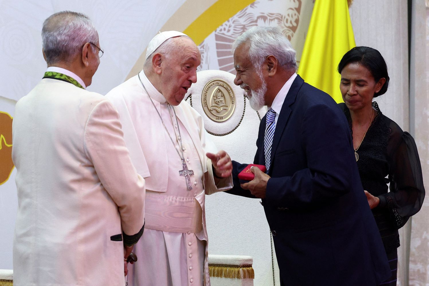 Paus Fransiskus dan Perdana Menteri Timor Timur Xanana Gusmao di aula Istana Kepresidenan Dili, Timor Timur, 9 September 2024. REUTERS/Guglielmo Mangiapane