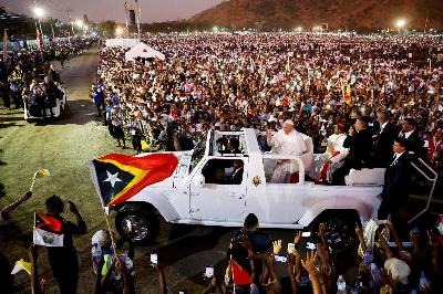 Paus Fransiskus melambaikan tangan pada akhir misa di Esplanade Tasitolu, Dili, Timor Timur, 10 September 2024. ALESSANDRO DI MEO/Pool via REUTERS