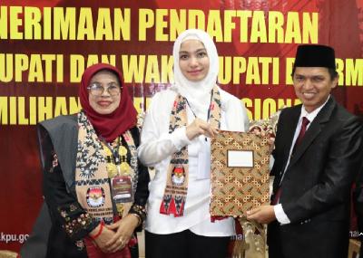 Ketua Komisi Pemilihan Umum Kabupaten Dharmasraya France Putra resmi menerima pendaftaran Annisa Suci Ramadhani (tengah) dan Leli Arni sebagai Bakal Pasangan Calon (Bapaslon) Bupati dan Wakil Bupati Dharmasraya Tahun 2024 di Kantor KPU Kabupaten Dharmasraya, Sumatera Barat, 28 Agustus 2024. kpu.go.id