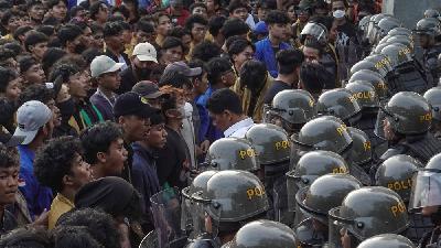 Penjagaan polisi saat unjuk rasa mahasiswa di DPRD Banyumas, Jateng, 23 Agustus 2024. ANTARA/Idhad Zakaria