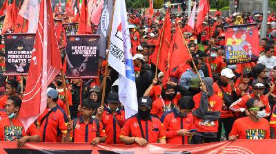 Massa dari berbagai organisasi buruh dan serikat pekerja melakukan aksi saat hari buruh internasional di kawasan Bundaran Hotel Indonesia, Jakarta, 1 Mei 2024. Dok.TEMPO/Febri Angga Palguna