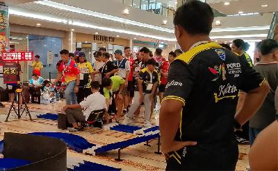 Atlet asal Kalimantan Timur cabang olahraga ekshibisi Mini 4WD saat bertanding di atrium Focal Point Mall, Medan, 11 September 2024. TEMPO/ Mei Leandha