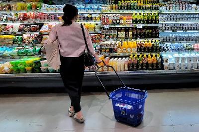 Pengunjung memilih produk minuman berpemanis di salah satu toko retail, Jakarta, 23 November 2023. Dok. TEMPO/Febri Angga Palguna