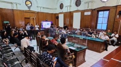 Pihak pemohon PT Graha Benua Etam dan termohon PT Indonesia Energi Dinamika, serta para kreditor lainnya mengikuti sidang putusan perkara PKPU di Pengadilan Niaga pada Pengadilan Negeri Surabaya, 16 Juni 2023.. ANTARA/HO-GBE