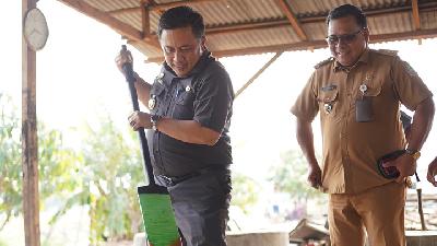 Penjabat Bupati Bekasi Dedy Supriyadi berkunjung ke salah satu UMKM lokal yang memproduksi Dodol Ceger di Desa Sukajaya Kecamatan Cibitung, pada Selasa, 3 September 2024.