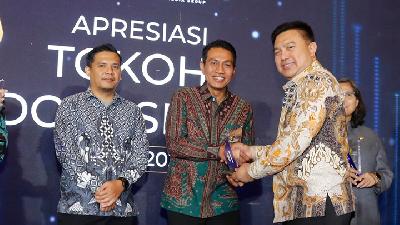 Bupati Batanghari Muhammad Fadhil Arief (kedua kiri) menerima penghargaan Apresiasi Tokoh Indonesia 2024 dari Pelaksana Tugas Sekretaris Jenderal Kementerian Dalam Negeri, Komisaris Jenderal Polisi Tomsi Tohir di Hotel Borobudur, Jakarta, Selasa, 10 September 2024. Dok. Tempo