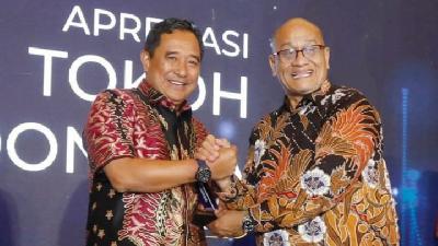 Penjabat Gubernur Sulawesi Barat Bahtiar Baharuddin (kiri) menerima penghargaan Apresiasi Tokoh Indonesia 2024 dari Direktur PT Tempo Inti Media Tbk., Meiky Sofyansyah di Hotel Borobudur, Jakarta, Selasa 10 September 2024. Dok. Tempo