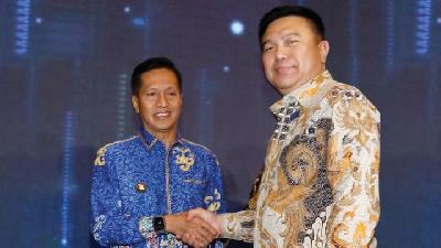 Penjabat Bupati Barito Utara Muhlis (kiri) menerima penghargaan Apresiasi Tokoh Indonesia 2024 dari Inspektur Jenderal Kementerian Dalam Negeri, Komisaris Jenderal Polisi Tomsi Tohir di Hotel Borobudur, Jakarta, Selasa, 10 September 2024. Dok. Tempo