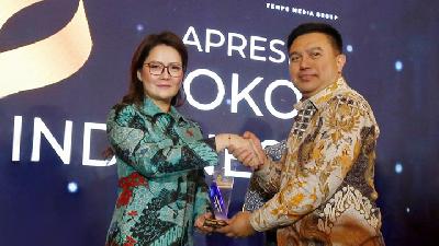 Bupati Poso Verna Gladies Merry Inkiriwang menerima penghargaan Apresiasi Tokoh Indonesia 2024 dari Inspektur Jenderal Kementerian Dalam Negeri, Komisaris Jenderal Polisi Tomsi Tohir di Hotel Borobudur, Jakarta, Selasa, 10 September 2024. Dok. Tempo