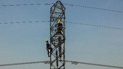 PLN personnel performing maintenance on an extra-high voltage power line (SUTET) in Sumber Jaya village, Bekasi Regency, West Java, September 25, 2023.
TEMPO/Tony Hartawan
