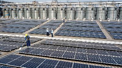 Solar panel maintenance at Indofood Sukses Makmur in Cikarang, Bekasi, West Java, April 29.
TEMPO/Tony Hartawan
