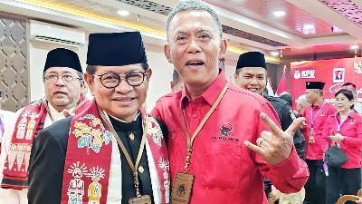 Pramono Anung (left) and Prasetyo Edi Marsudi during the registration of gubernatorial and vice-gubernatorial candidates at the Jakarta General Election Commission, August 28.
X Doc./@PrasetyoEdi
