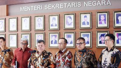 Chair of the Selection Committee for KPK Leadership and Supervisory Board Candidates, Yusuf Ateh, gives a press statement on the announcement of the Assessment Test results at the Ministry of State Secretariat, Jakarta, September 11.
TEMPO/Subekti
