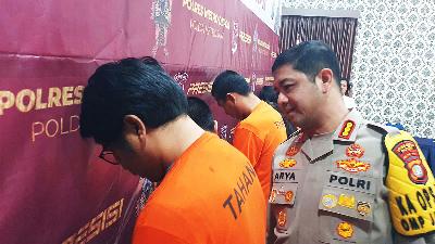 Depok Police Chief Sr. Comr. Arya Perdana during a press conference revealing an inter-provincial human trafficking syndicate in Depok, West Java, on September 2.
TEMPO/Ricky Juliansyah
