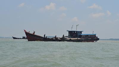 Kapal isap pasir laut skala kecil beroperasi di sekitar perairan Pulau Karimun Besar, Kabupaten Tanjung Balai Karimun, Kepulauan Riau, 24 Maret 2024. TEMPO/Yogi Eka Sahputra