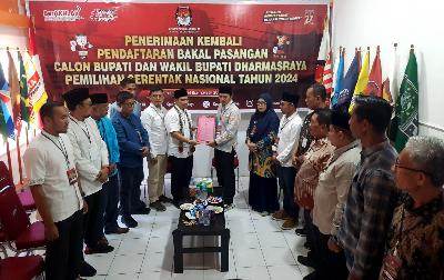 Proses pendaftaran kembali bakal pasangan calon Bupati dan Wakil Bupati Adi Gunawan dan Romi Riska Putra di kantor KPU Dharmasraya, Sumatra Barat, 13 September 2024. Bawaslu Dharmasraya