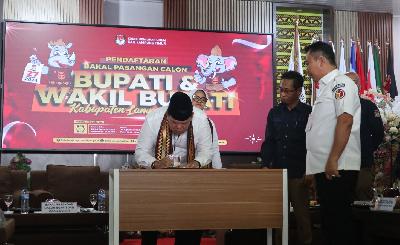 Bawaslu melakukan pengawasan terhadap proses pendaftaran pasangan calon Bupati Lampung Timur, Ella Siti Nuryamah dan calon wakil bupati Azwar Hadi di Kantor KPU Kabupaten Lampung Timur, Lampung, 29 Agustus 2024. bawaslu.go.id