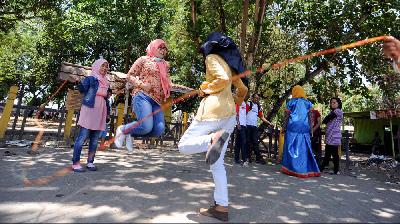 Orang dewasa bermain permainan tradisional lompat karet. Dok.TEMPO/Hariandi Hafid