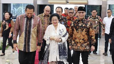 Presiden ke-5 Megawati Soekarnoputri menghadiri silaturahmi kebangsaan dan penyerahan surat Pimpinan MPR kepada keluarga Bung Karno tentang tidak berlakunya lagi TAP MPRS Nomor 33/MPRS/1967 di Gedung Nusantara V MPR RI, Jakarta, Senin, 9 September 2024. Dok. PDI Perjuangan.