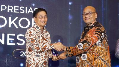 Bupati Nias Selatan, Hilarius Duha (kiri) menerima penghargaan Apresiasi Tokoh Indonesia 2024 dari Direktur PT Tempo Inti Media Tbk., Meiky Sofyansyah di Hotel Borobudur, Jakarta, Selasa 10 September 2024. Penghargaan diberikan untuk kategori Pariwisata dan Pelestarian Budaya. Dok. Tempo