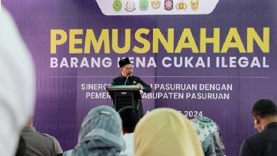 Penjabat Bupati Pasuruan Andriyanto memberikan sambutan dalam kegiatan Pemusnahan Barang Kena Cukai Ilegal di Kantor Pengawasan dan Pelayanan Bea dan Cukai Pasuruan, Jawa Timur, Kamis, 1 Agustus 2024.