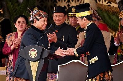 Presiden Joko Widodo bersama Menhan Prabowo Subianto dalam upacara Peringatan Detik-detik Proklamasi Kemerdekaan Republik Indonesia di lapangan upacara Istana Negara Ibu Kota Nusantara (IKN), Penajam Paser Utara, Kalimantan Timur, 17 Agustus 2024. ANTARA/Hafidz Mubarak A