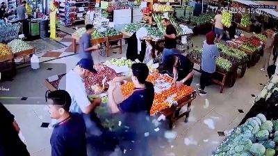 Tas seorang pria meledak di sebuah supermarket di Beirut, Lebanon 17 September 2024 dalam tangkapan layar dari video yang diperoleh dari media sosial. Media Sosial/melalui REUTERS