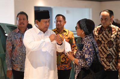 Menteri Pertahanan yang juga Presiden Terpilih Prabowo Subianto (kedua kiri) berbincang dengan Menteri Luar Negeri Retno Marsudi dan sejumlah menteri sebelum mengikuti sidang kabinet paripurna terakhir di Istana Garuda, Ibu Kota Nusantara (IKN), Penajam Paser Utara, Kalimantan Timur, 13 September 2024. ANTARA/M Risyal Hidayat