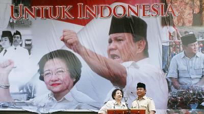 Megawati Soekarnoputri dan Prabowo Subianto ketika berpasanan sebagai Capres dan Cawapres di Jakarta, Juni 2009. Dok. Tempo/ Panca Syurkani