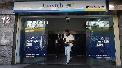 A customer exits the main office of Bank Jabar Banten (BJB) in Bandung, West Java, Sept. 20, 2024. TEMPO/Prima Mulia