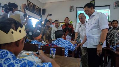 Ketua Dewan Pertimbangan Presiden Wiranto (kanan) meninjau pembagian makanan dan susu gratis untuk siswa SD  Kleco Solo saat kegiatan mitigasi operasional dan uji coba makan bergizi gratis (MBG) di Solo, Jawa Tengah, 19 September 2024. ANTARA/Maulana Surya