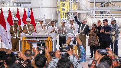 Presiden Joko Widodo didampingi Menteri BUMN Erick Thohir (kedua kanan), Menteri ESDM Bahlil Lahadalia (keempat kiri), Menteri Investasi Rosan Roeslani (ketiga kiri), Penjabat Gubernur Jawa TImur Adhy Karyono (kedua kiri), Penjabat Gubernur Papua Tengah Ribka Haluk (keempat kanan), Presiden Direktur PT Freeport Indonesia Tony Wenas (kelima kiri), Chairman of the Board and Chief Executive Officer Freeport McMoran Richard C Adkerson (kelima kanan), President Freeport McMoran Inc Kathleen L Quirk (ketiga kanan), dan Wakil Ketua DPR 2014-2019 Fahri Hamzah (kanan), dan Bupati Gresik Fandi Akhmad Yani (kiri) menekan tombol saat peresmian produksi smelter PT Freeport Indonesia (PTFI) di Smelter PTFI, Kawasan Ekonomi Khusus Gresik, Jawa Timur, 23 September 2023. ANTARA/Rizal Hanafi