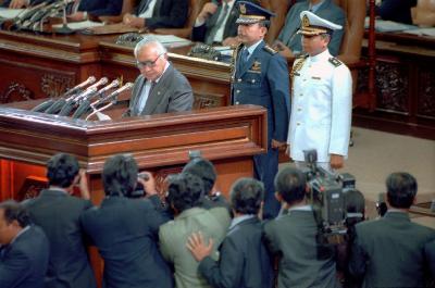 Presiden Soeharto membacakan Rencana Anggaran Pendapatan dan Belanja Negara (RAPBN) tahun 1993/1994 pada Sidang Paripurna DPR RI di Gedung MPR/ DPR, Jakarta, 1992. TEMPO/Rully Kesuma