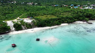 Foto udara proses penarikan pasir laut di perairan lombe di Buton Tengah, Sulawesi Tenggara, 30 April 2024. ANTARA/Jojon