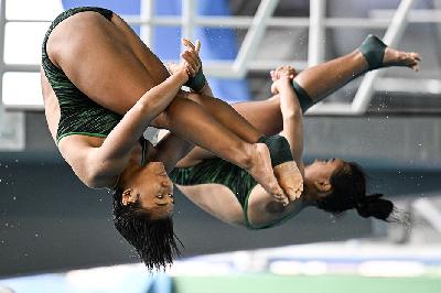 Atlet loncat indah Jawa Timur Gladies Larie Garina Hagakore (kiri) melakukan loncatan pada Final Loncat Indah nomor Synchro Menara Putri PON XXI Aceh-Sumut di Kolam Renang Selayang Dispora Sumatera Utara, Medan, 9 September 2024. ANTARA/Nova Wahyudi