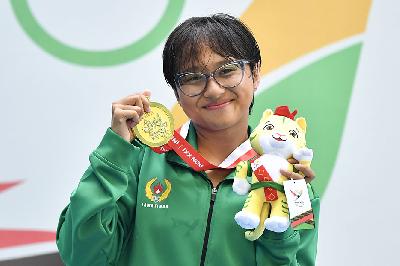 Perenang Jawa Timur Izzy Dwifaiva Hefrisyanthi, 19 tahun, asal Malang meraih lima medali emas di PON XXI Aceh Sumut 2024. ANTARA/Nova Wahyudi