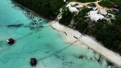 An aerial view of two suction machines extracting sea sand in the waters off Lombe in Wakeakea village, Central Buton, Southeast Sulawesi, April 30.
ANTARA/Jojon
