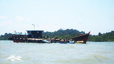 A sea sand-dredging vessel operates in the waters off Karimun Besar Island, Karimun Regency, Riau Islands, March 24.
TEMPO/Yogi Eka Sahputra
