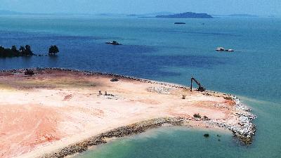 An aerial view captures the reclamation of Karimun Besar Island, Karimun Regency, Riau Islands, March 24.
TEMPO/Yogi Eka Sahputra
