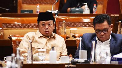 Ketua Pansus Angket Haji DPR RI Nusron Wahid (kiri) dan Wakil Ketua Komisi VIII DPR RI Ace Hasan Syadzily  dalam rapat Pansus Hak Angket terkait ibadah Haji di Kompleks Parlemen, Senayan, Jakarta, 8 Agustus 2024. Tempo/M Taufan Rengganis