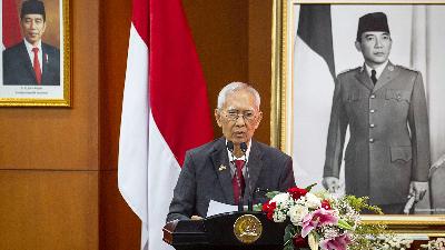 The eldest son of first President Sukarno, Guntur Soekarnoputra, delivers a speech at the National Gathering between MPR leaders and the 5th President of Indonesia, Megawati Soekarnoputri, at the Parliament Complex, Senayan, Jakarta, September 9. The MPR leadership handed over a letter to the family of Sukarno regarding the nullification of MPRS Decree No. XXXIII/MPRS/1967 on the Revocation of State Governance Powers from President Sukarno.
ANTARA/Dhemas Reviyanto
