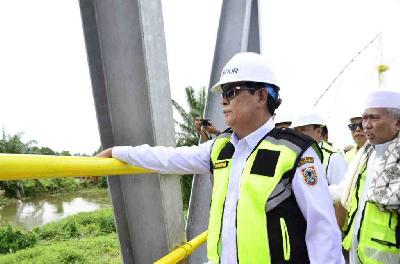 Gubernur Kalimantan Selatan Sahbirin Noor (kiri) meninjau jembatan Sahbirin Noor di Desa Jejangkit Muara Kabupaten Barito Kuala, 24 Januari 2024. diskominfo.c.kalselprov.go.id