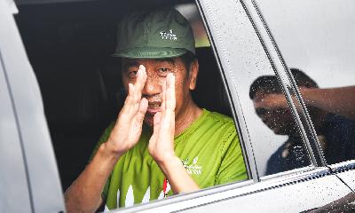 President Joko Widodo greets people after attending the Nusantara TNI Fun Run in the Nusantara Capital Area (IKN), East Kalimantan, October 6, 2024.
ANTARA/M Risyal Hidayat
