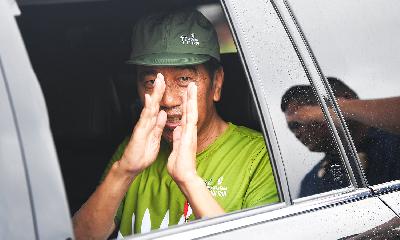 President Joko Widodo greets people after attending the Nusantara TNI Fun Run in the Nusantara Capital Area (IKN), East Kalimantan, October 6, 2024.
ANTARA/M Risyal Hidayat
